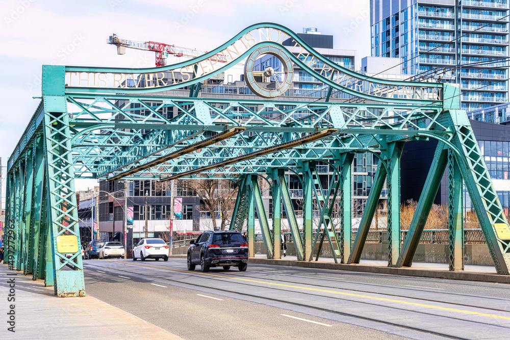 Fototapeta premium Queen St. Viaduct (1911) in Toronto, Canada