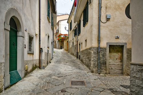 Foto Small street between the old houses of Agnone, a medieval village in the mountai