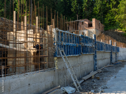 Canvas-taulu Reinforcing foundation for a building in a mountainous area
