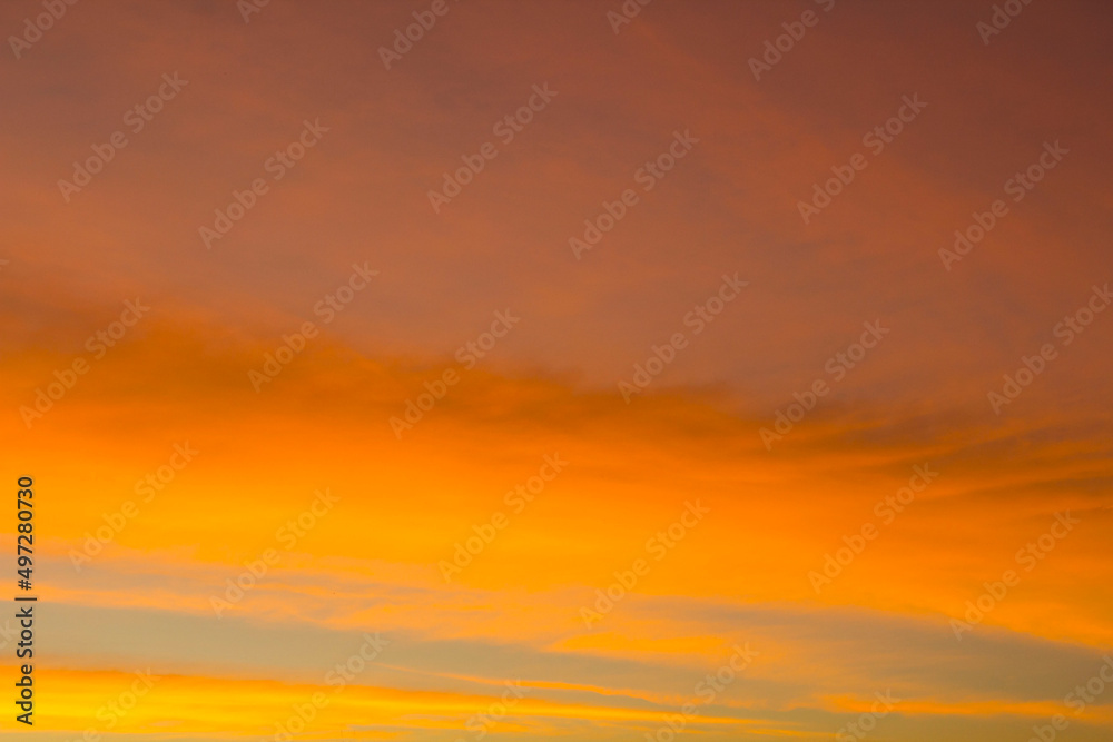 The sky is a horizontal line of yellow-orange and colorful colors in the beautiful evening in the midst of nature which is peaceful, warm and romantic in the countryside and is extremely beautiful.