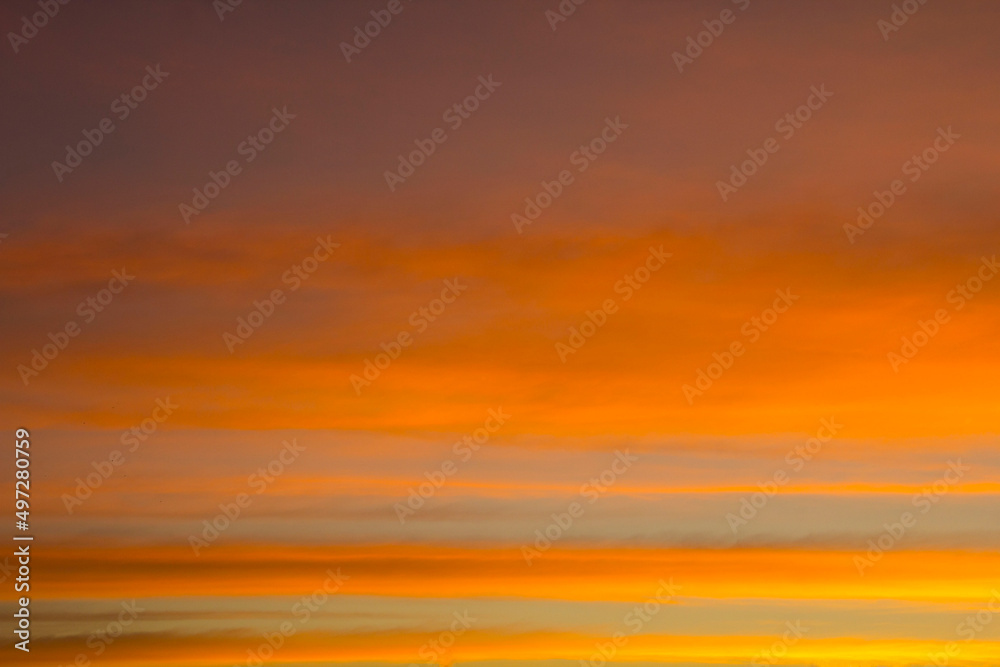 Obraz premium The sky is a horizontal line of yellow-orange and colorful colors in the beautiful evening in the midst of nature which is peaceful, warm and romantic in the countryside and is extremely beautiful.