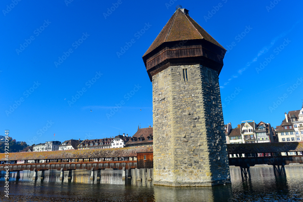  Kapellbrücke mit Wasserturm in Luzern, Schweiz 