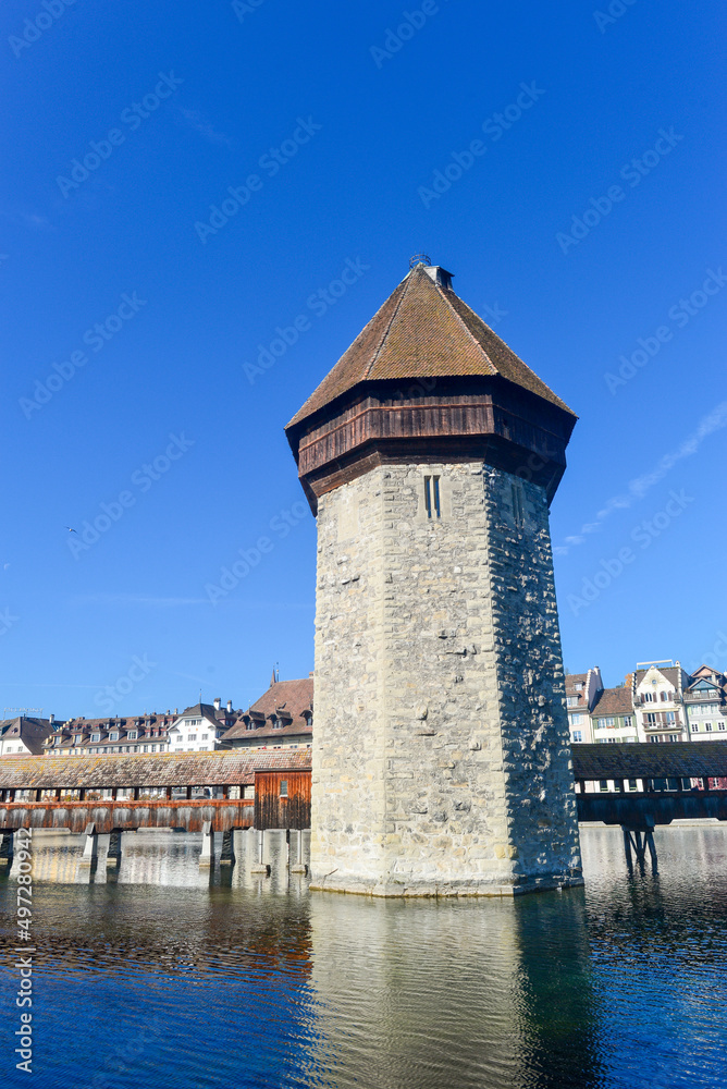  Kapellbrücke mit Wasserturm in Luzern, Schweiz 