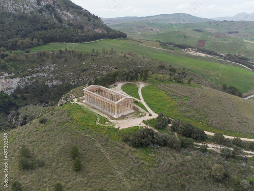 fotografia col drone del tempio di segesta in sicilia photo