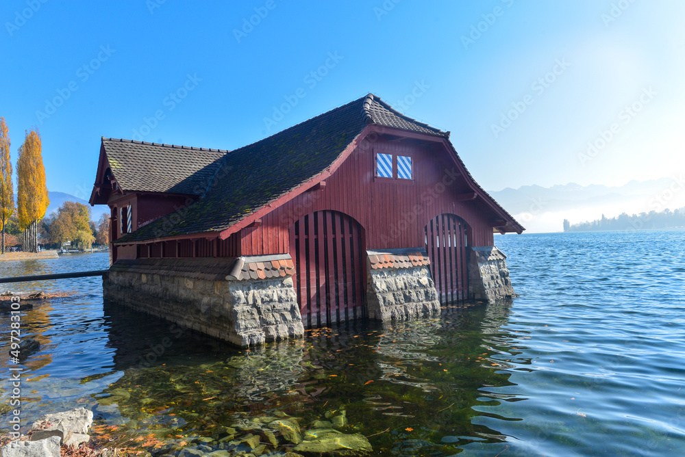 Bootshaus am Carl-Spitteler-Quai in Luzern, Schweiz Bootshaus am Carl-Spitteler-Quai in Luzern, Schweiz