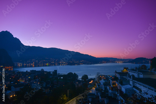 Sonnenuntergang über dem Vierwaldstättersee bei Stansstad, Schweiz photo