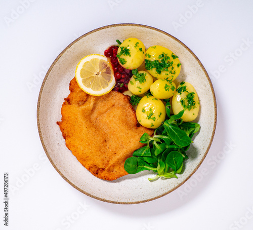 Wiener Schnitzel - Schweineschnitzel, Kalbschnitzel, Hühnerschnitzel auf einen Teller mit weißen hintergrund photo