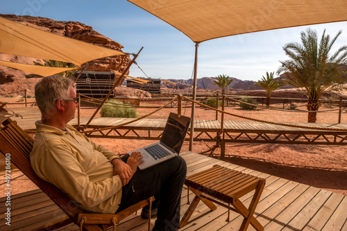 Valokuva Remote working from the desert