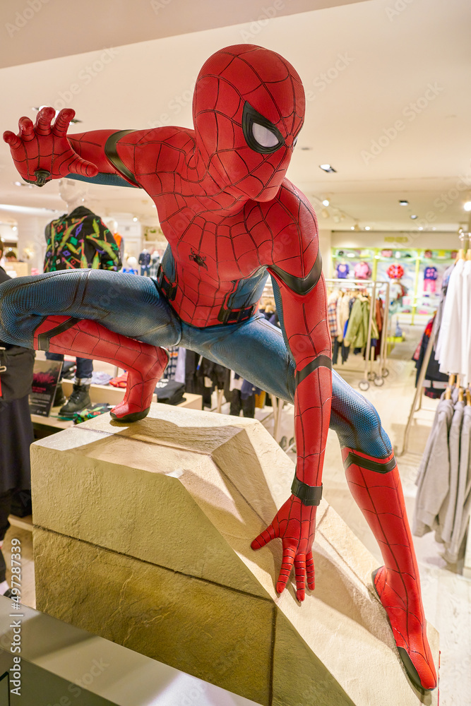 Obraz premium MILAN, ITALY - CIRCA NOVEMBER, 2017: life-sized figure of Spider-Man at Rinascente shopping center in Milan.