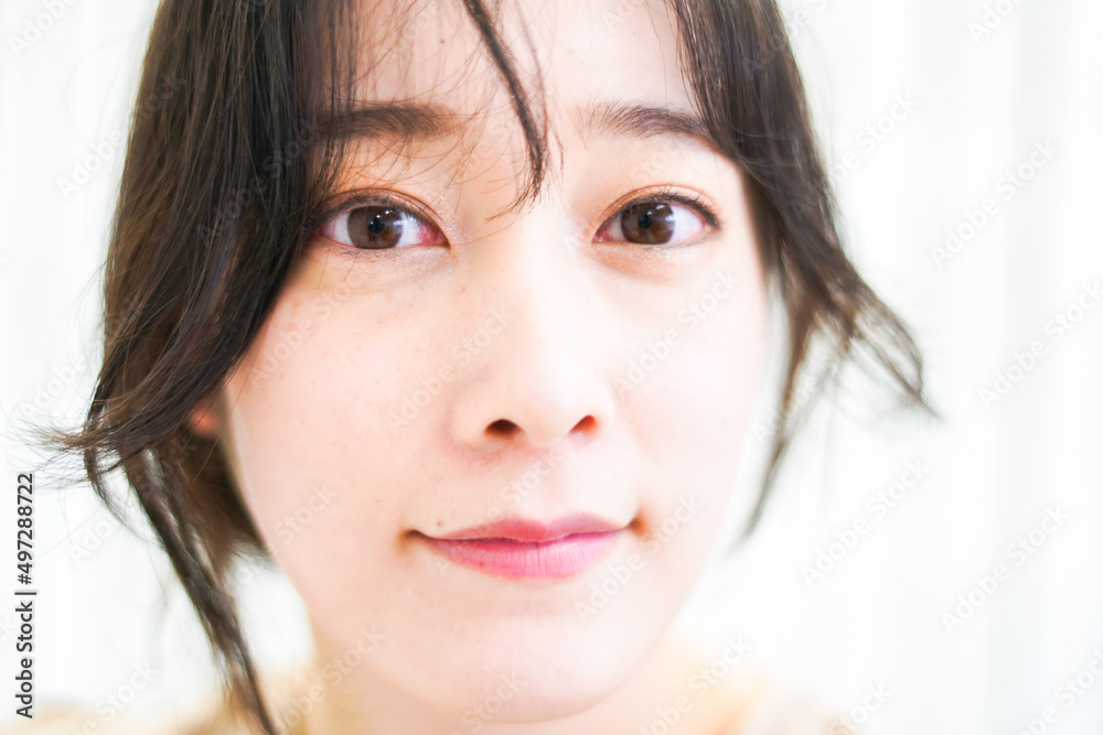 メイクをする女性 メイクをする女性