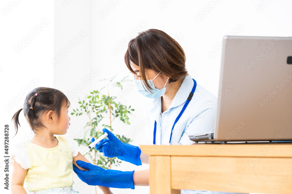 小児科のクリニックで治療を受ける女の子 小児科のクリニックで治療を受ける女の子