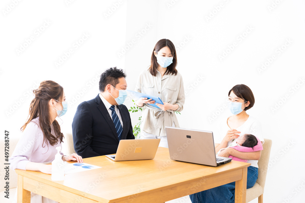 赤ちゃんを連れてオフィスで働く女性 赤ちゃんを連れてオフィスで働く女性