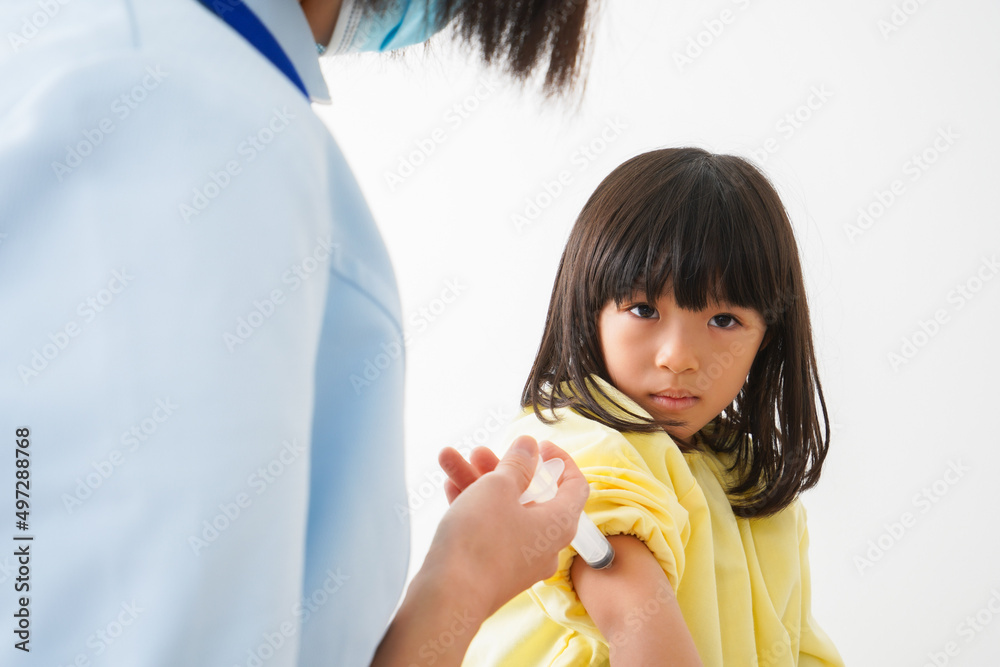 予防接種をする女の子 予防接種をする女の子