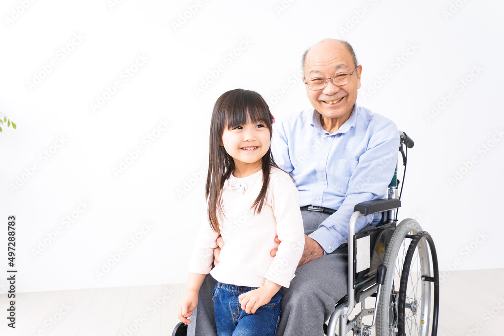 車椅子に乗る高齢男性と女の子 車椅子に乗る高齢男性と女の子