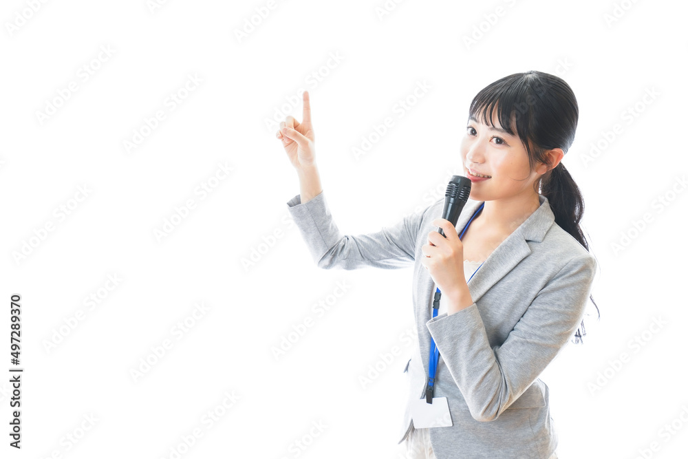 プレゼンをする若いビジネスパーソン プレゼンをする若いビジネスパーソン