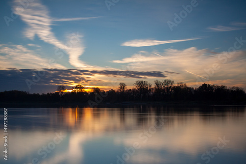 Wschód słońca nad rzeką © Sagittarius