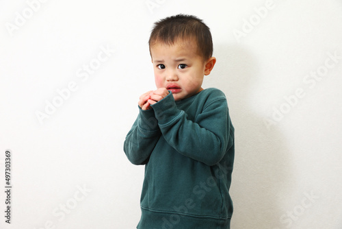 何かに怯えている男の子。泣きそうな表情。