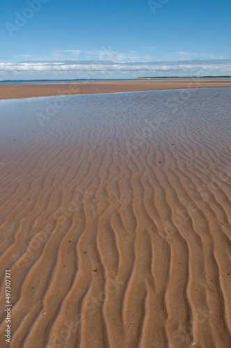 Rides de sable au bord de l'océan