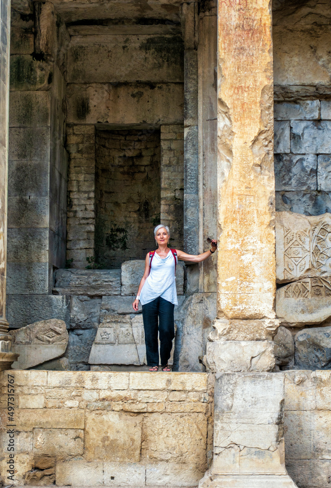 Schnittmenge der Zeiten - Diana-Tempel im Südfranzösichen Nîmes mit moderner Frau