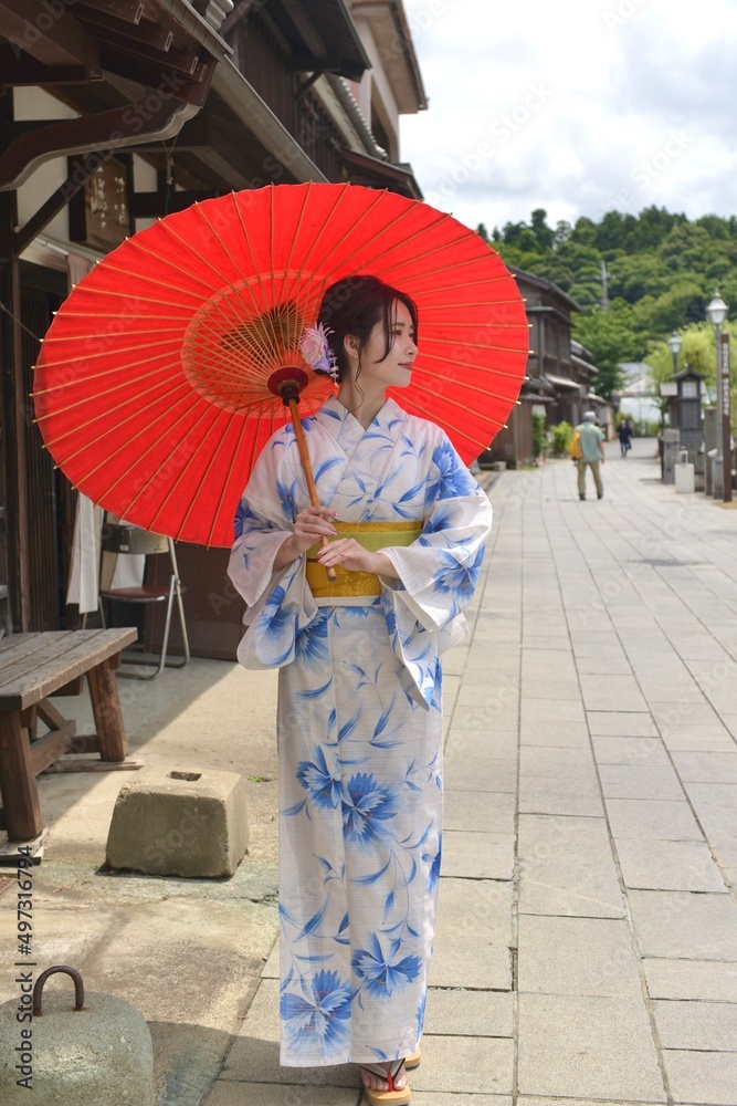 Fototapeta premium 小江戸佐原の町並みと和傘を持つ美しい浴衣姿の若い女性