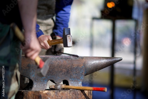 Ferronnier ferrailleur forgeron - enclume marteau travailleur artisan d'art photo