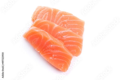 Photo three pieces of raw salmon sushi sashimi isolated on white background