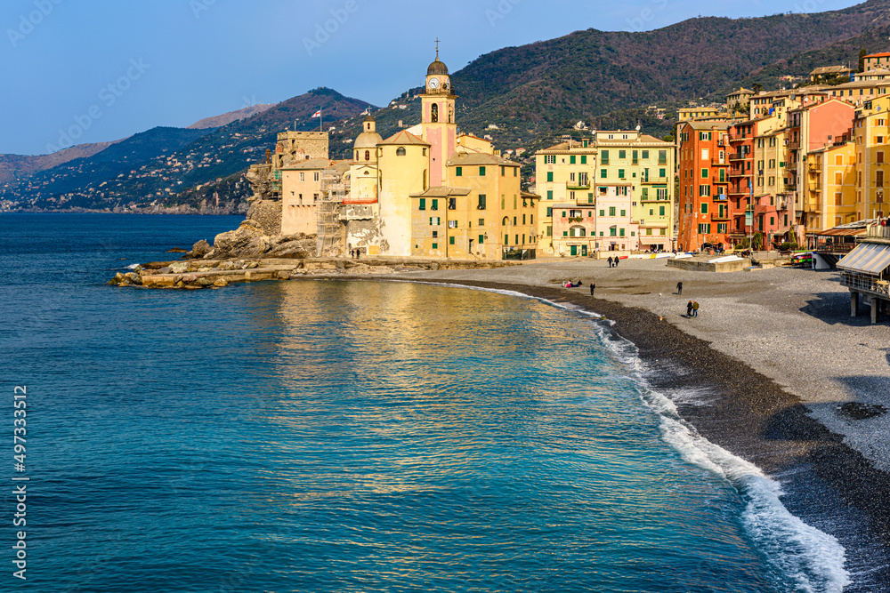 Camogli, Liguria, case colorate sul lungomare