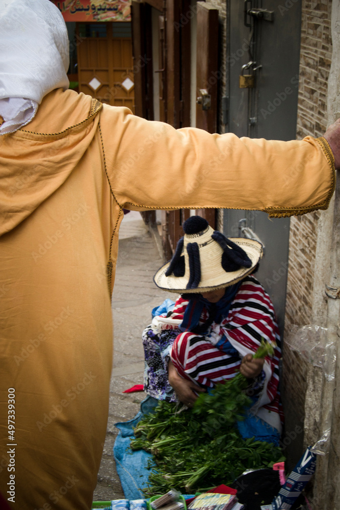 Mujeres y vida cotidiana en las calles de Tanger.