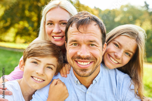 Eltern und zwei Kinder als glückliche Familie