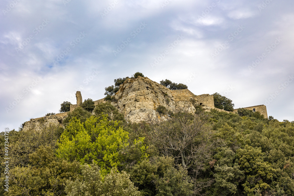 Vue sur le Château de Gicon depuis un chemin de randonnée (Occitanie, France)