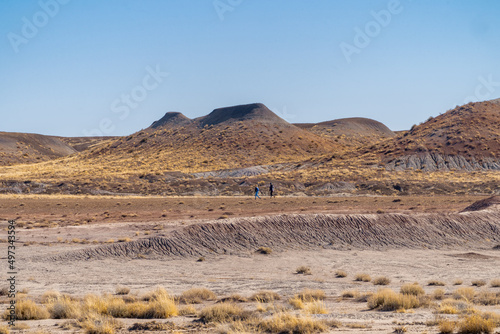 Fényképezés hikers in desert riverbed