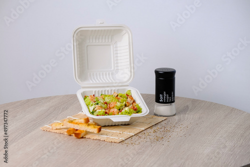 fotografía de comida rapida, ensaladas y hot dog. 