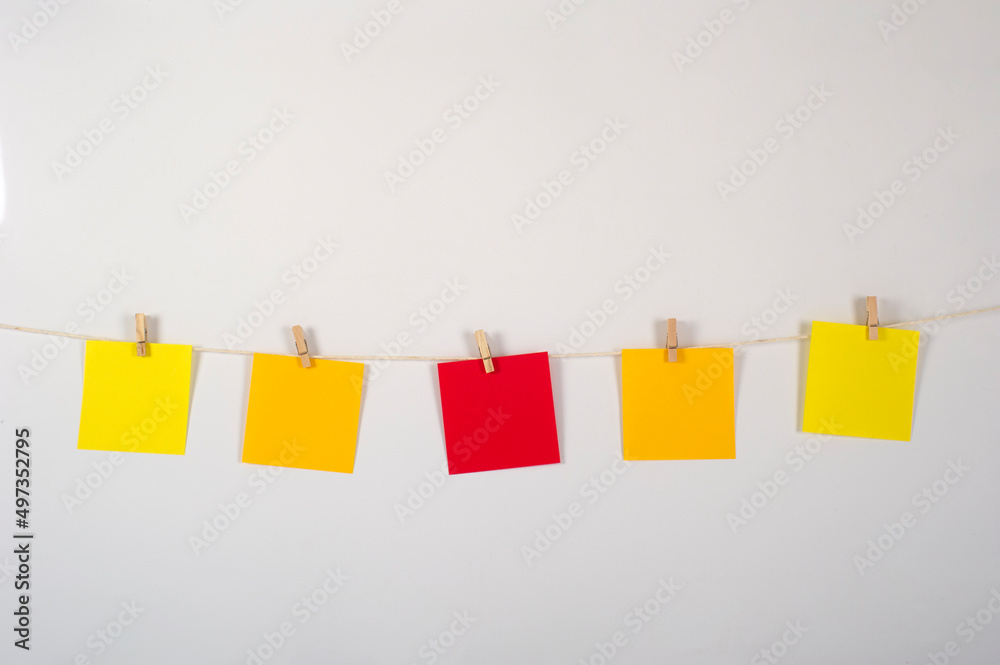 Post its amarillos y rojo para conceptos, ejercicios, etrategia y trabajo en equipo Post its amarillos y rojo para conceptos, ejercicios, etrategia y trabajo en equipo