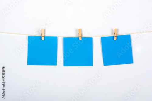 Tres post its azules colgados para ejercicio, estrategia o trabajo en equipo, conceptos a tratar.