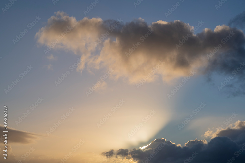 Obraz premium clouds against the sunset sky