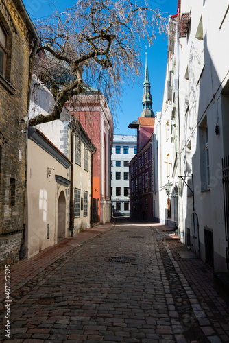 Fototapeta Naklejka Na Ścianę i Meble -  Narrow cobblestone street in the Old Town of Riga, Latvia