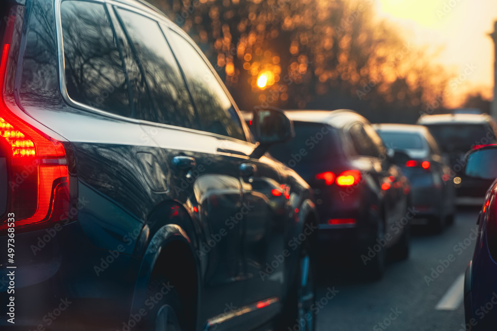 Obraz premium traffic. cars caught in the crowd. photo taken in the evening. people in traffic returning from work