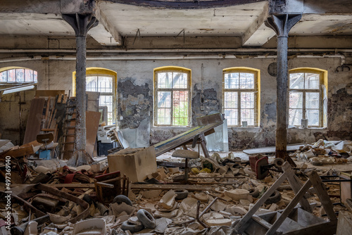 Fabriken in Trümmern sind das Ergebnis von Krisen und Kriegen