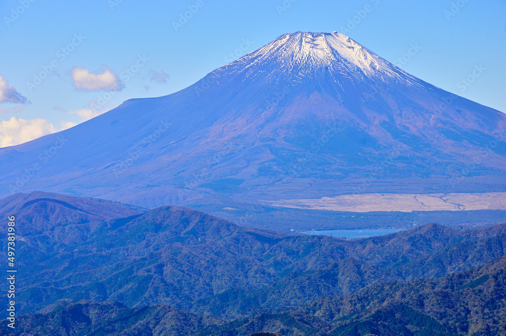 丹沢山地の檜洞丸より初冬の富士山を望む
丹沢　檜洞丸より富士山、奥左から大洞山（角取山）、三国山、鉄砲木ノ頭（明神山）
