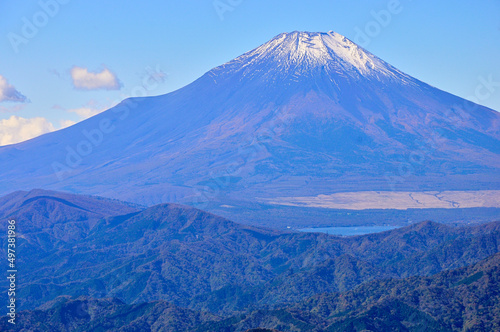 丹沢山地の檜洞丸より初冬の富士山を望む 丹沢 檜洞丸より富士山、奥左から大洞山（角取山）、三国山、鉄砲木ノ頭（明神山） 