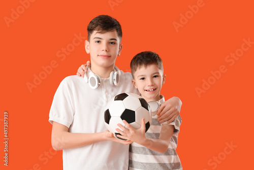 Portrait of cute brothers w...