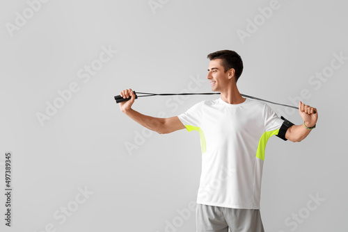 Sporty young man with jumpi...
