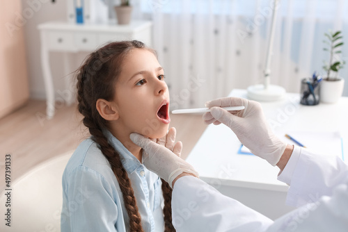 Doctor examining little gir...