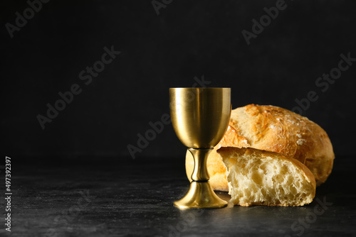 Photo Cup of wine with bread on dark background