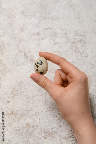Woman holding fresh quail e...