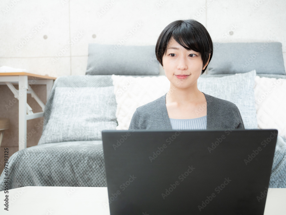 ノートPCを操作する女性