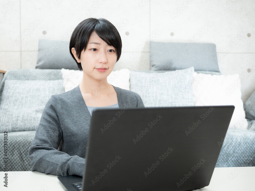 ノートPCを操作する女性 ノートPCを操作する女性