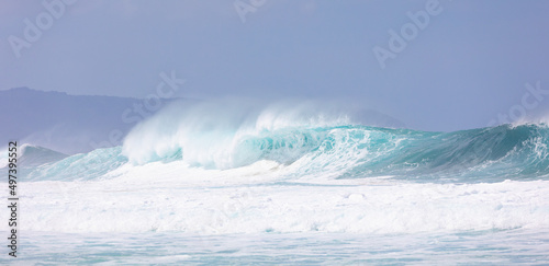 Giant waves on the Banzai pipeline in Hawaii © James