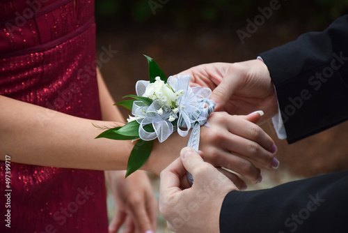 Canvastavla Young man putting white rose corsage on his prom date hand