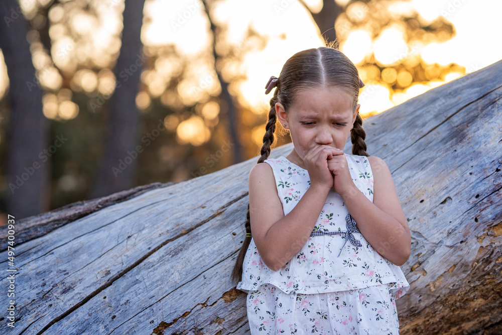 Ni a Triste Llorando Sufriendo Sentimental En El Parque Al Aire Libre 